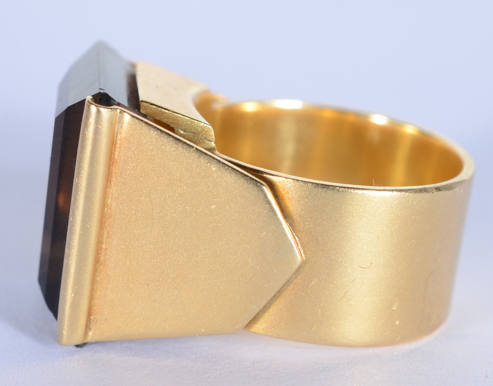 Anel de ouro 18 k., com pedra brasileira lapidada, aro 16. (Por... - foto 3 de 6