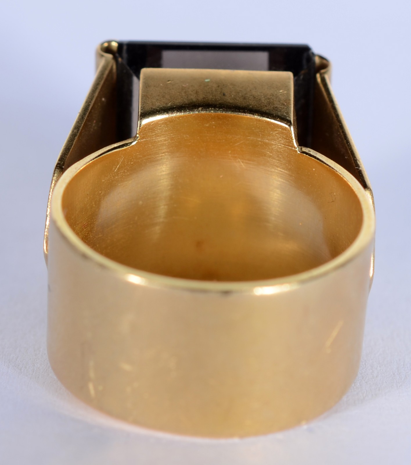 Anel de ouro 18 k., com pedra brasileira lapidada, aro 16. (Por... - foto 4 de 6