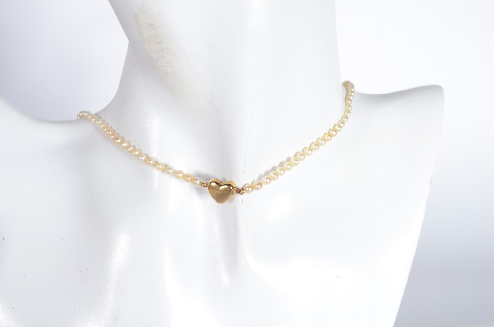 Colar de mini perolas com fecho de ouro 18 k.(Por motivos de... - foto 4 de 5
