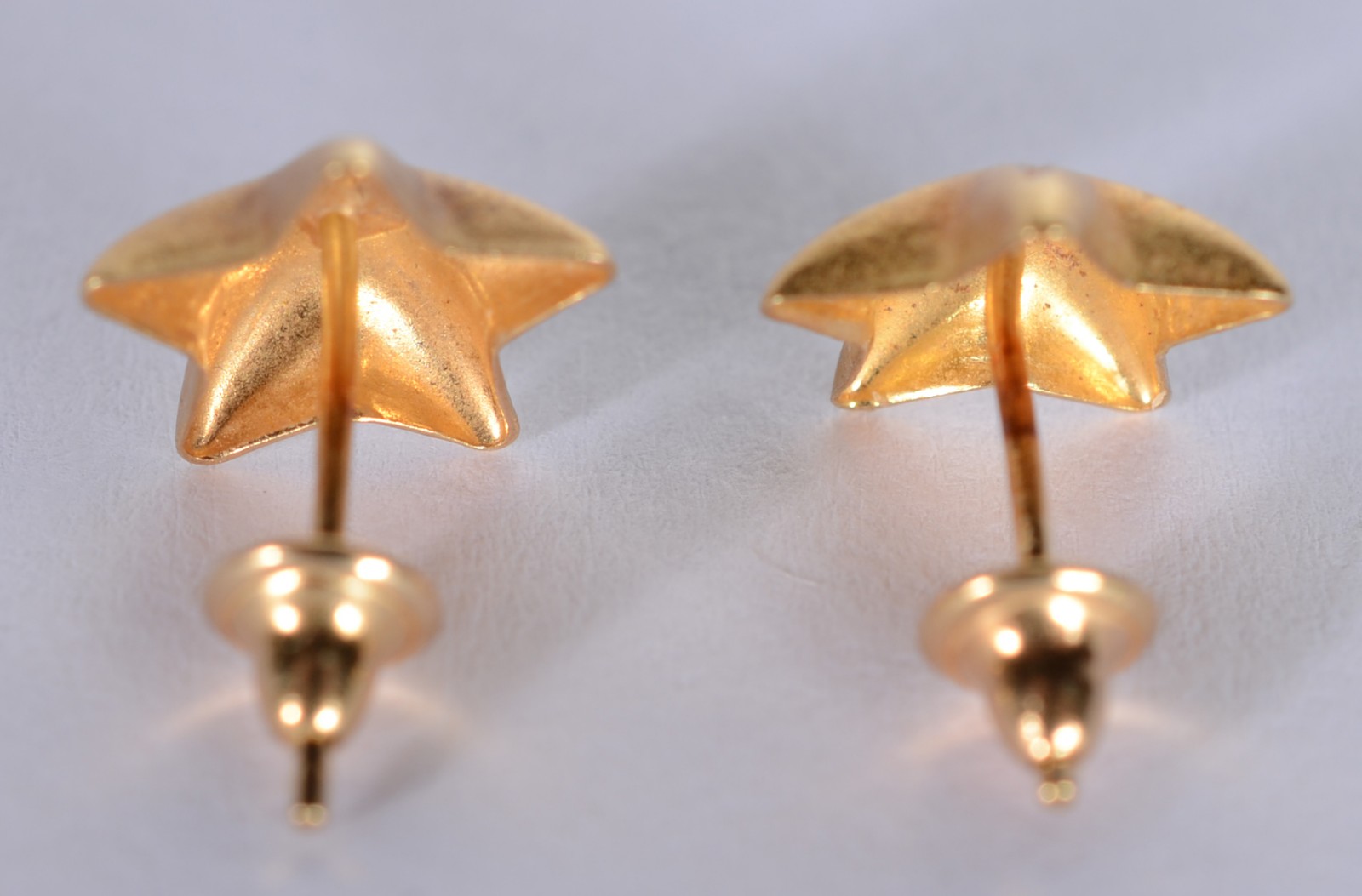 Dois pares de brincos de ouro 18 k., sendo um representando... - foto 4 de 8
