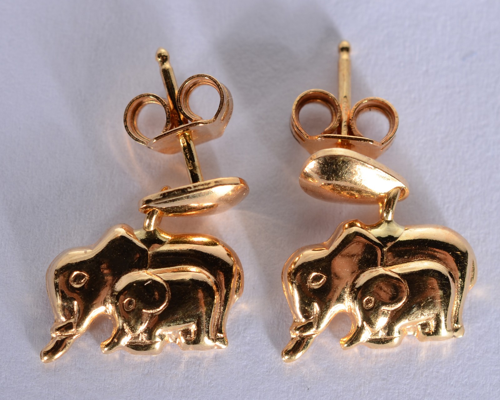 Dois pares de brincos de ouro 18 k., sendo um representando... - foto 5 de 8