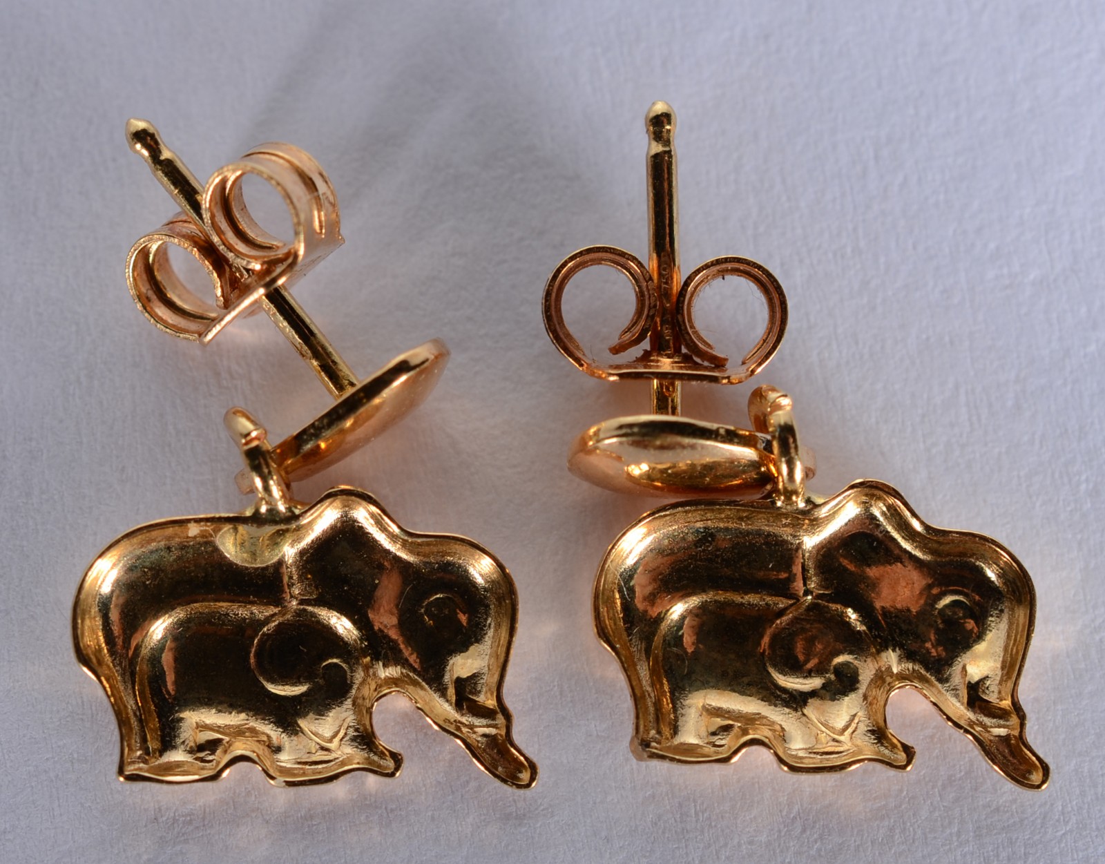 Dois pares de brincos de ouro 18 k., sendo um representando... - foto 6 de 8