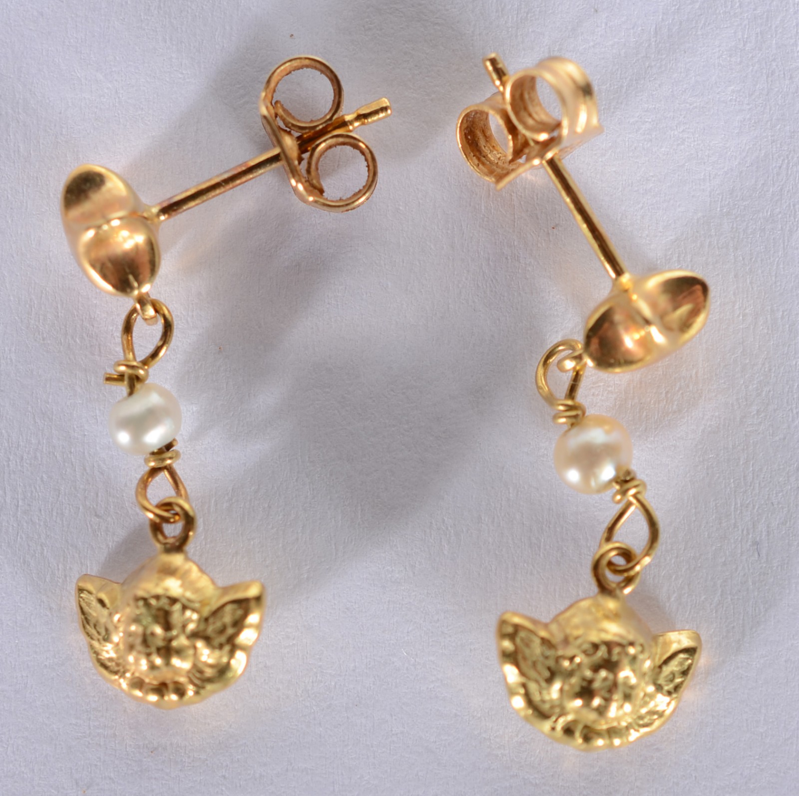 Par de brincos de ouro 18 k. com figuras de anjos e estrelas. (Por... - foto 1 de 4