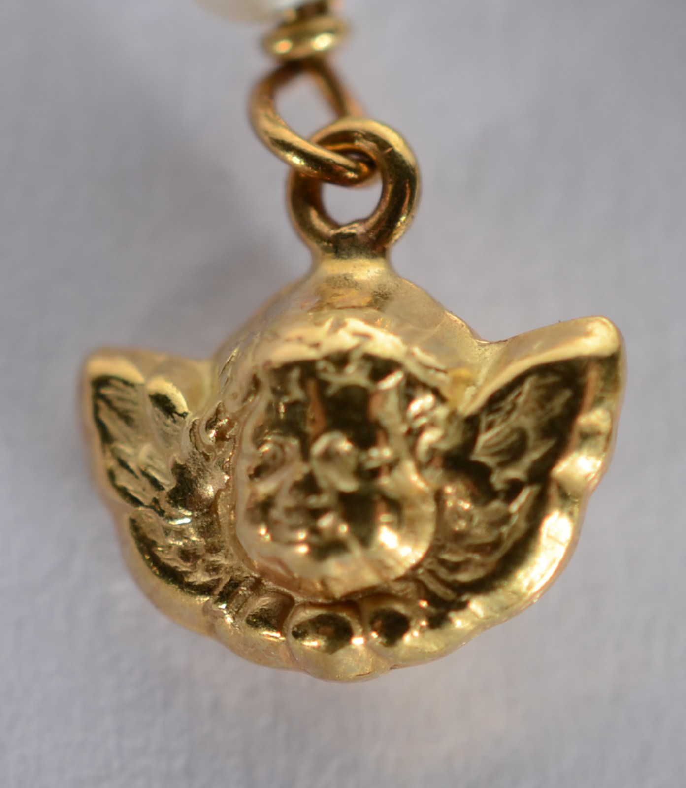 Par de brincos de ouro 18 k. com figuras de anjos e estrelas. (Por... - foto 2 de 4