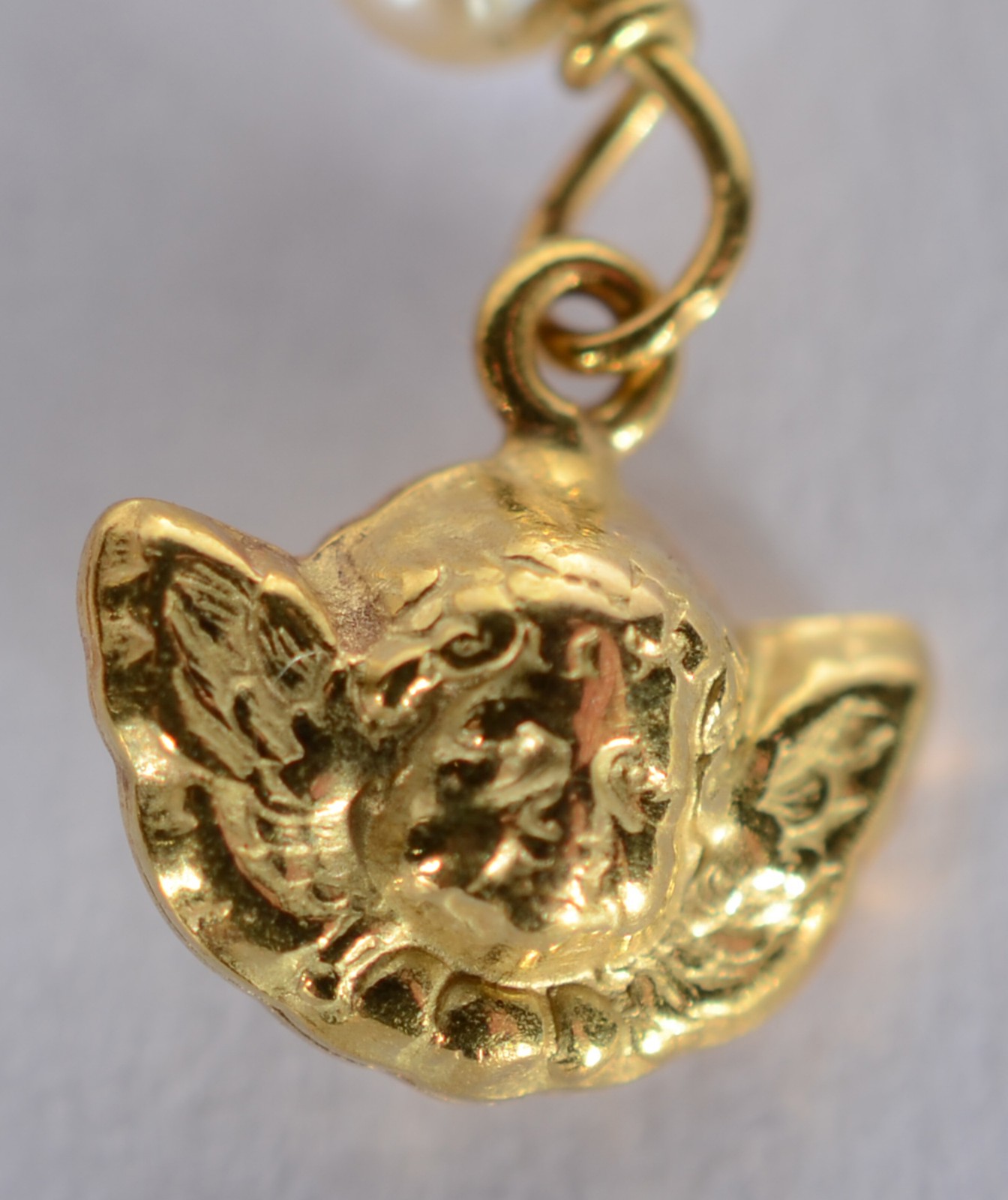 Par de brincos de ouro 18 k. com figuras de anjos e estrelas. (Por... - foto 3 de 4