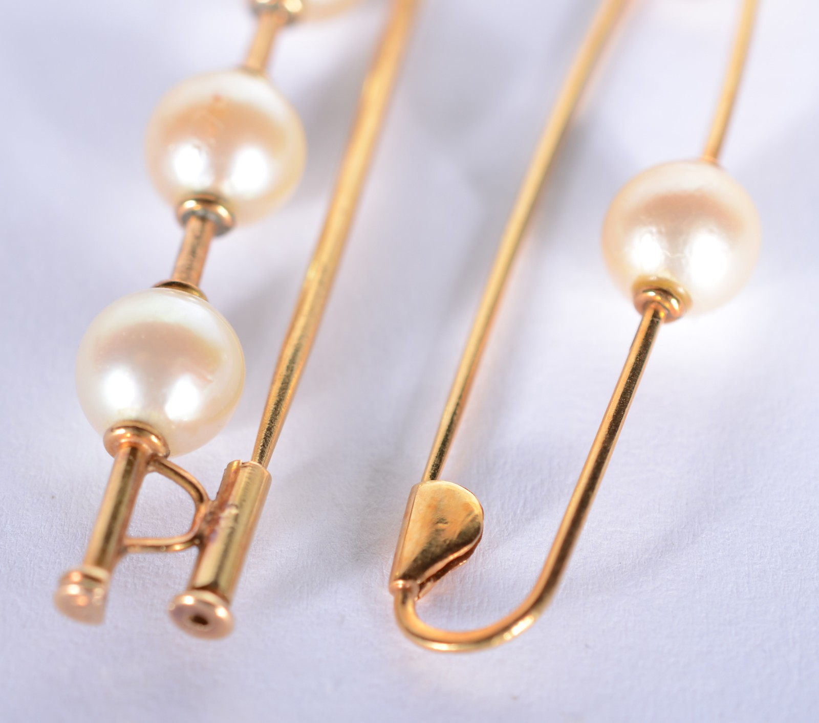 Dois alfinetes de ouro 18 k., com perolas. (Por motivos de segurança... - foto 3 de 3