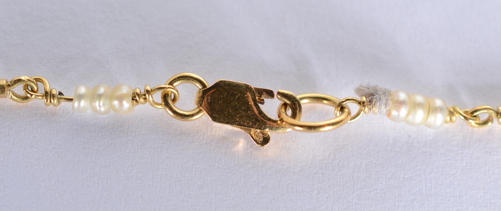Colar com "travessões" de ouro 18 k., e perolas., contraste 750 mls... - foto 2 de 7