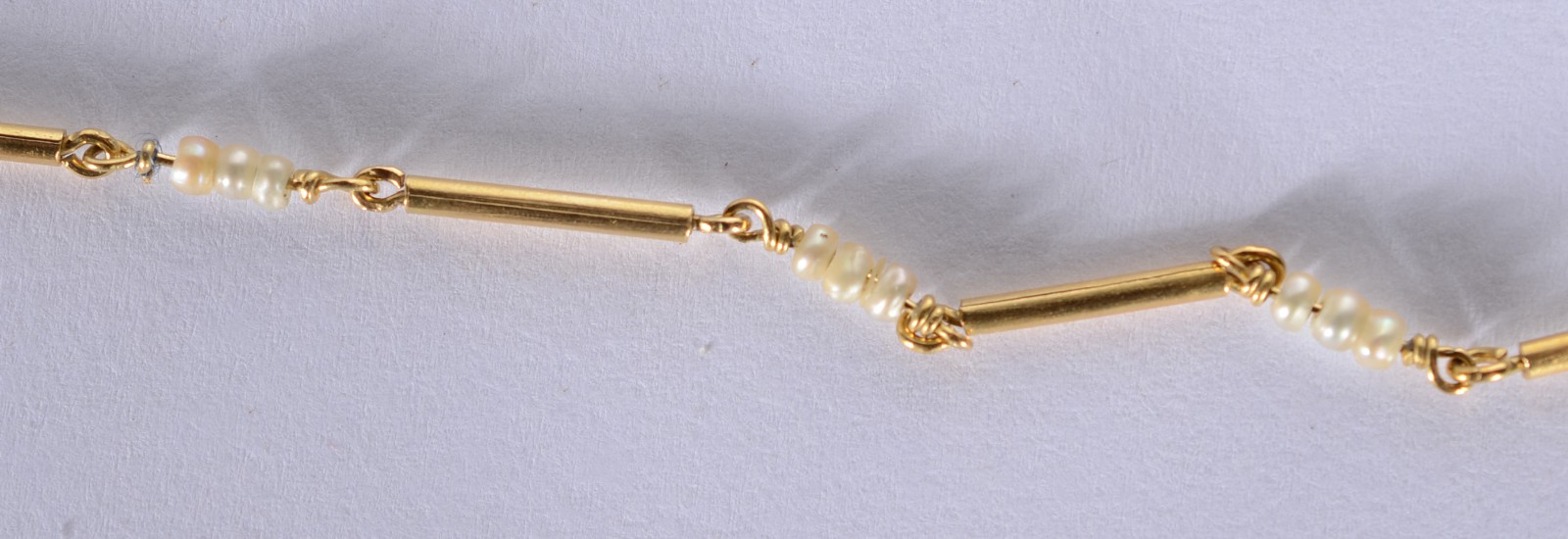 Colar com "travessões" de ouro 18 k., e perolas., contraste 750 mls... - foto 3 de 7