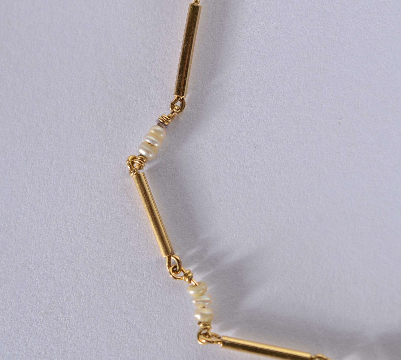 Colar com "travessões" de ouro 18 k., e perolas., contraste 750 mls... - foto 5 de 7