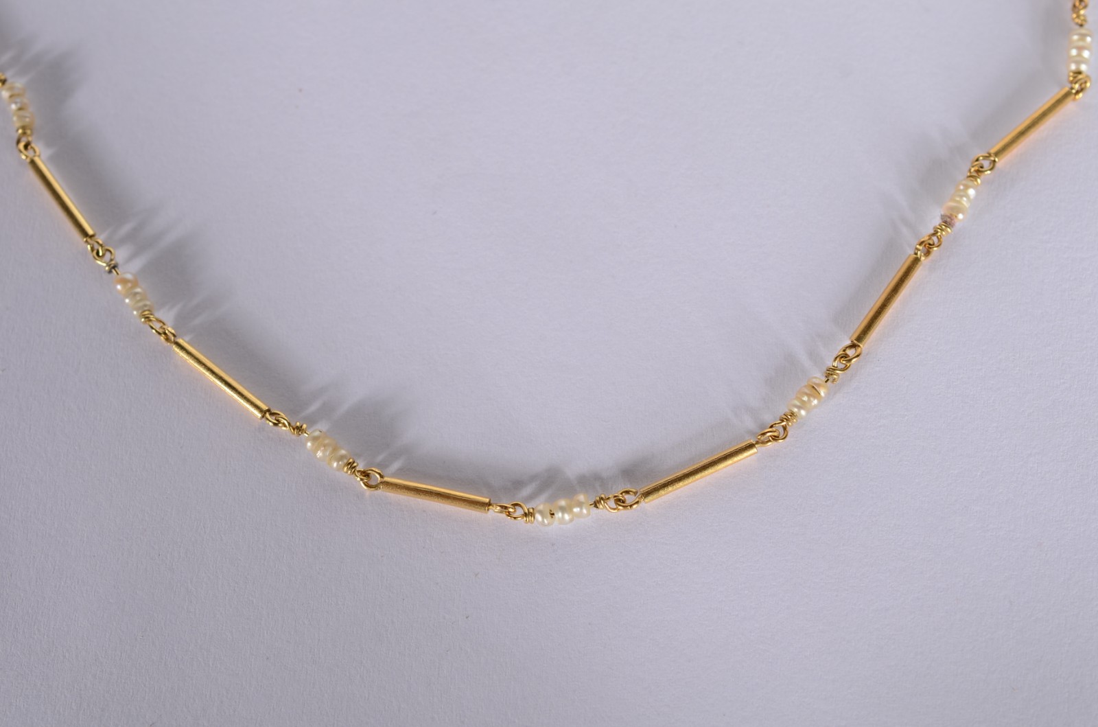 Colar com "travessões" de ouro 18 k., e perolas., contraste 750 mls... - foto 6 de 7