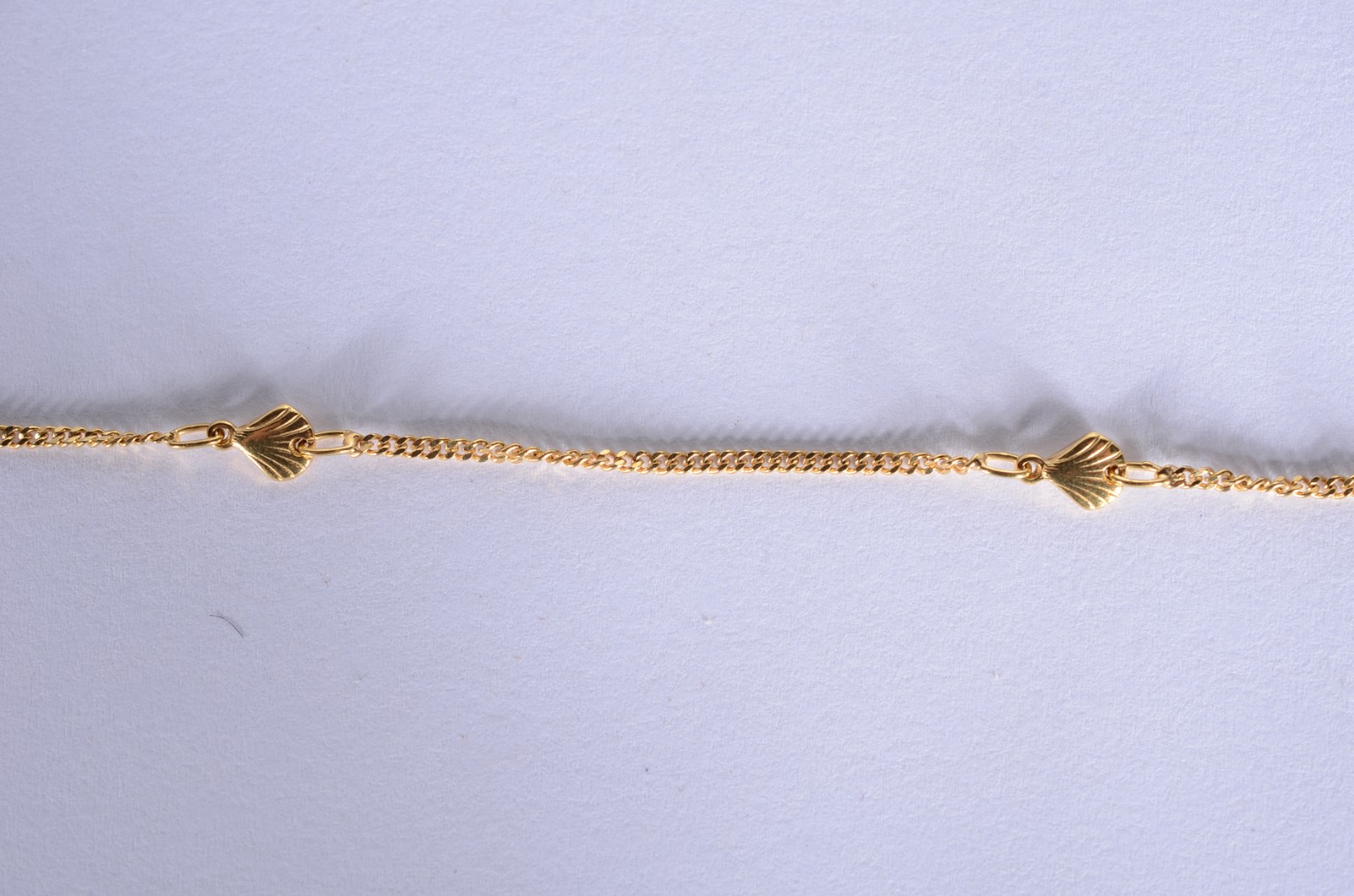 Colar com pendente feitio "conchas" de ouro 18 k., contraste 750 mls... - foto 1 de 6