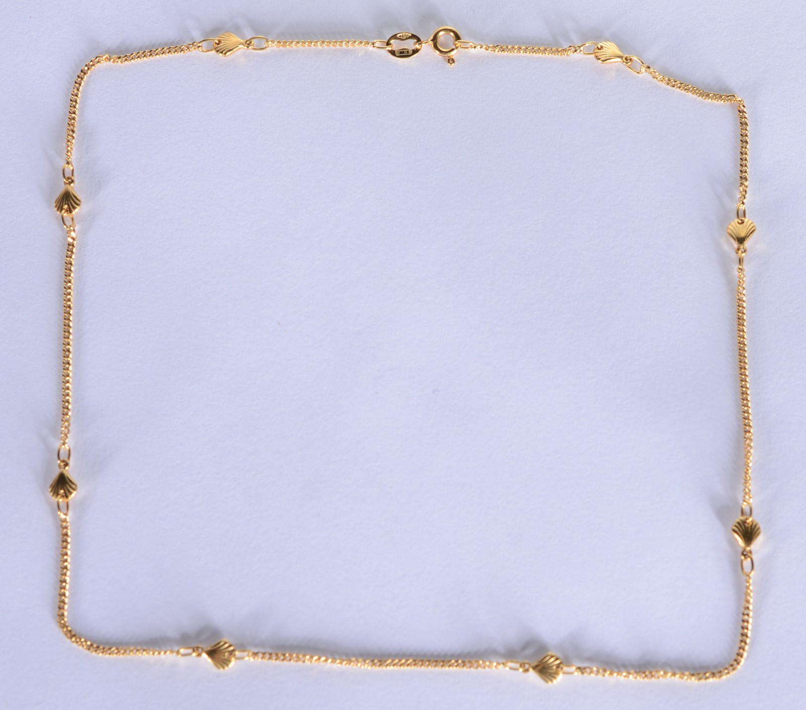 Colar com pendente feitio "conchas" de ouro 18 k., contraste 750 mls... - foto 2 de 6