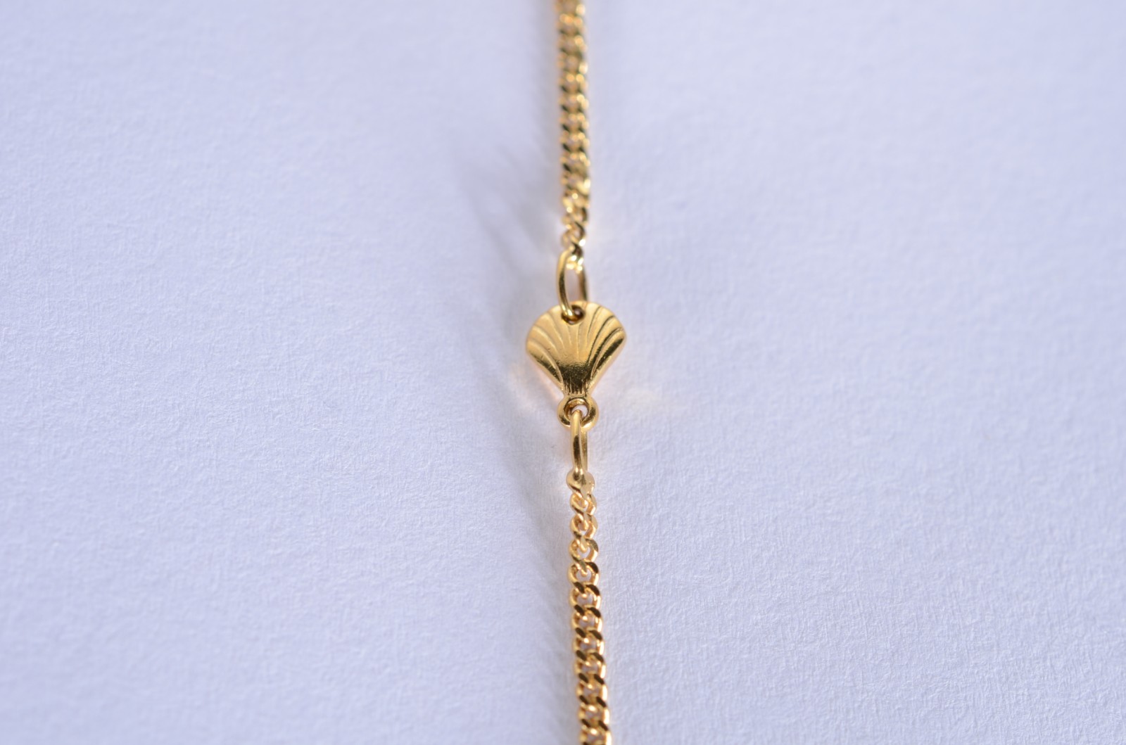 Colar com pendente feitio "conchas" de ouro 18 k., contraste 750 mls... - foto 3 de 6