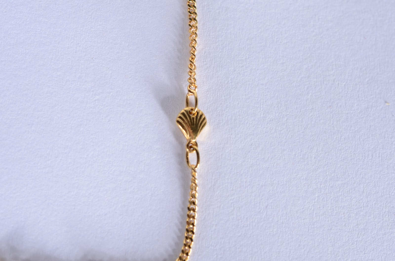 Colar com pendente feitio "conchas" de ouro 18 k., contraste 750 mls... - foto 4 de 6