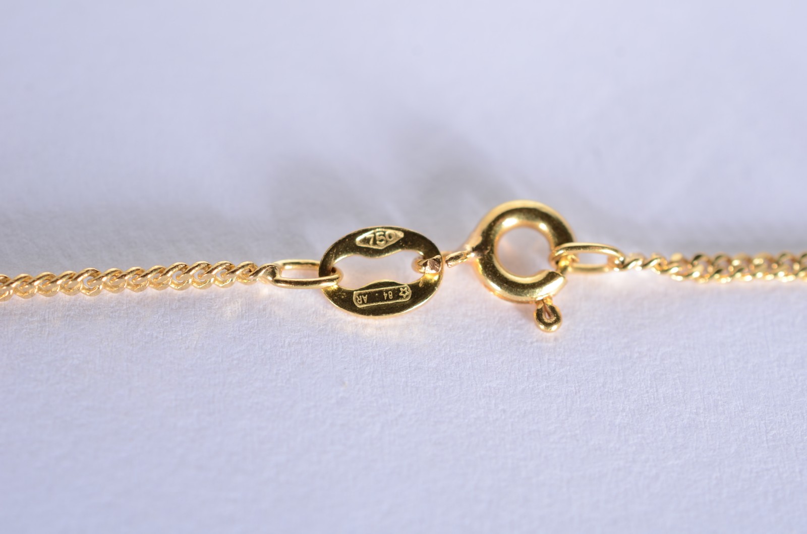 Colar com pendente feitio "conchas" de ouro 18 k., contraste 750 mls... - foto 6 de 6