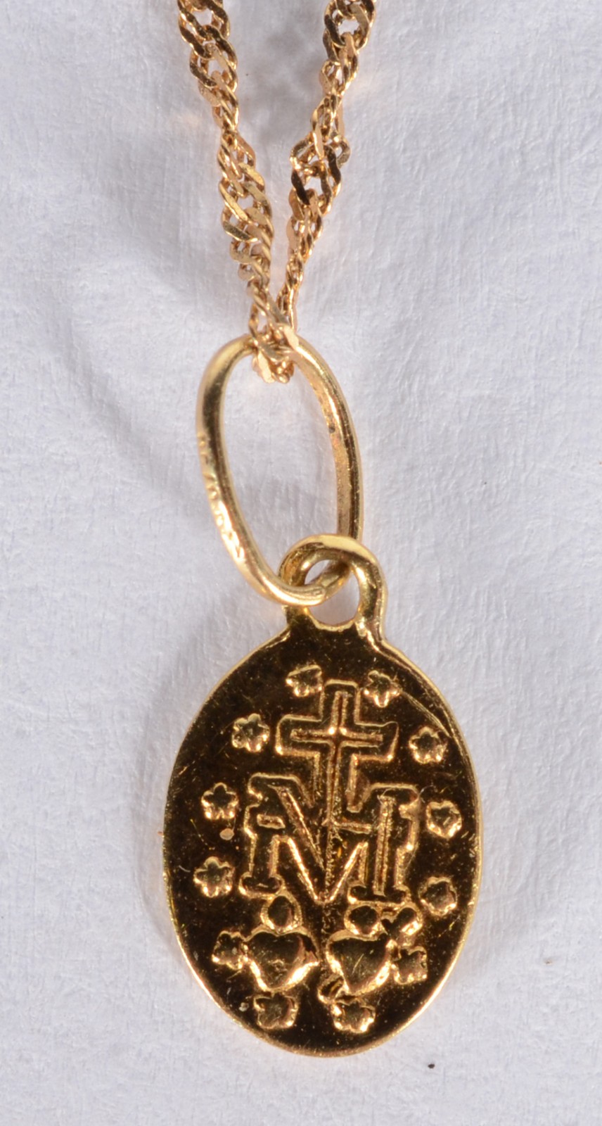 Colar com pendente de Nossa Senhora de ouro 18 k., contraste 750 mls... - foto 4 de 7
