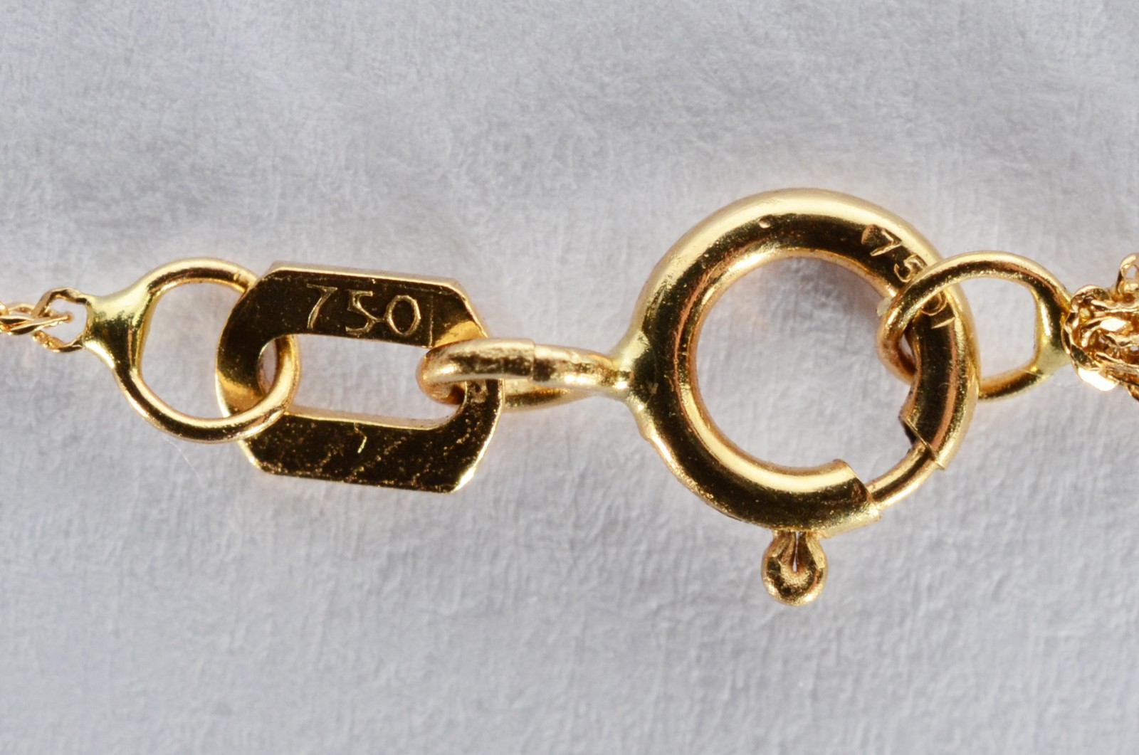 Colar com pendente de Nossa Senhora de ouro 18 k., contraste 750 mls... - foto 5 de 7