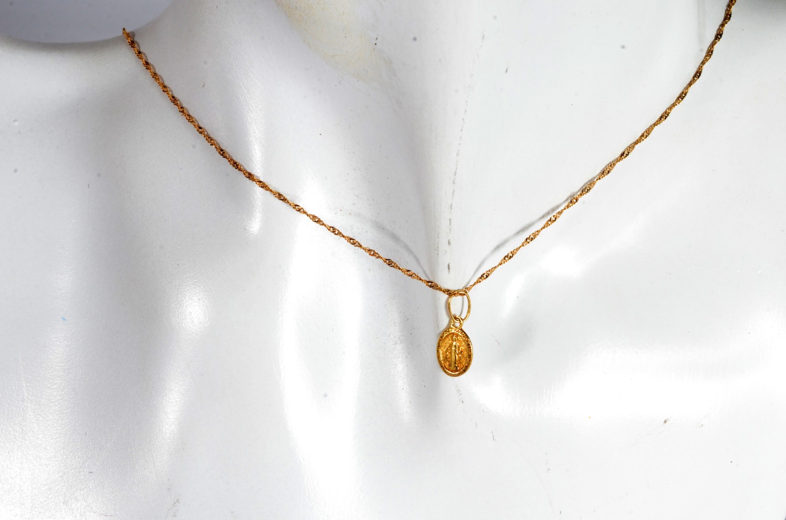 Colar com pendente de Nossa Senhora de ouro 18 k., contraste 750 mls... - foto 7 de 7