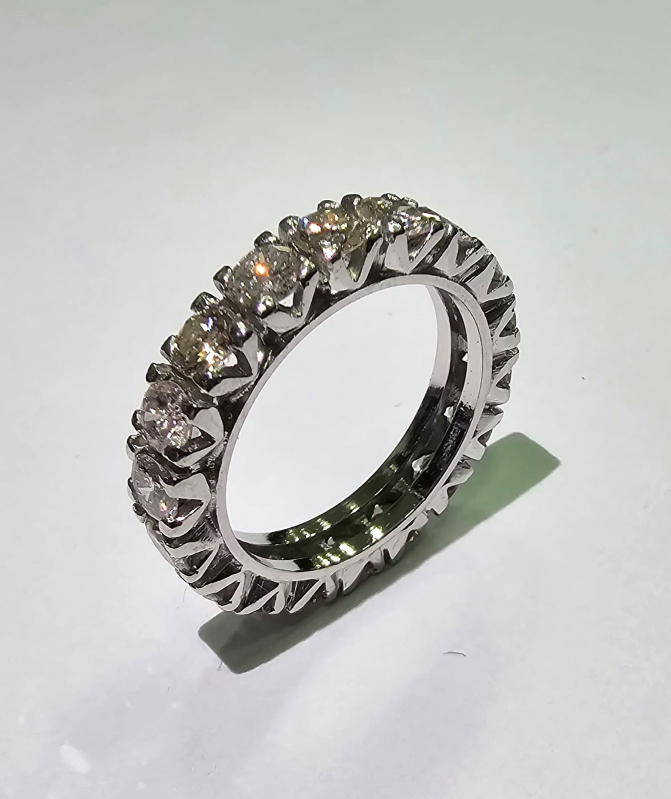 Aliança completa de platina com diamantes de 2,7 ct, aro 14. (Por... - foto 2 de 2