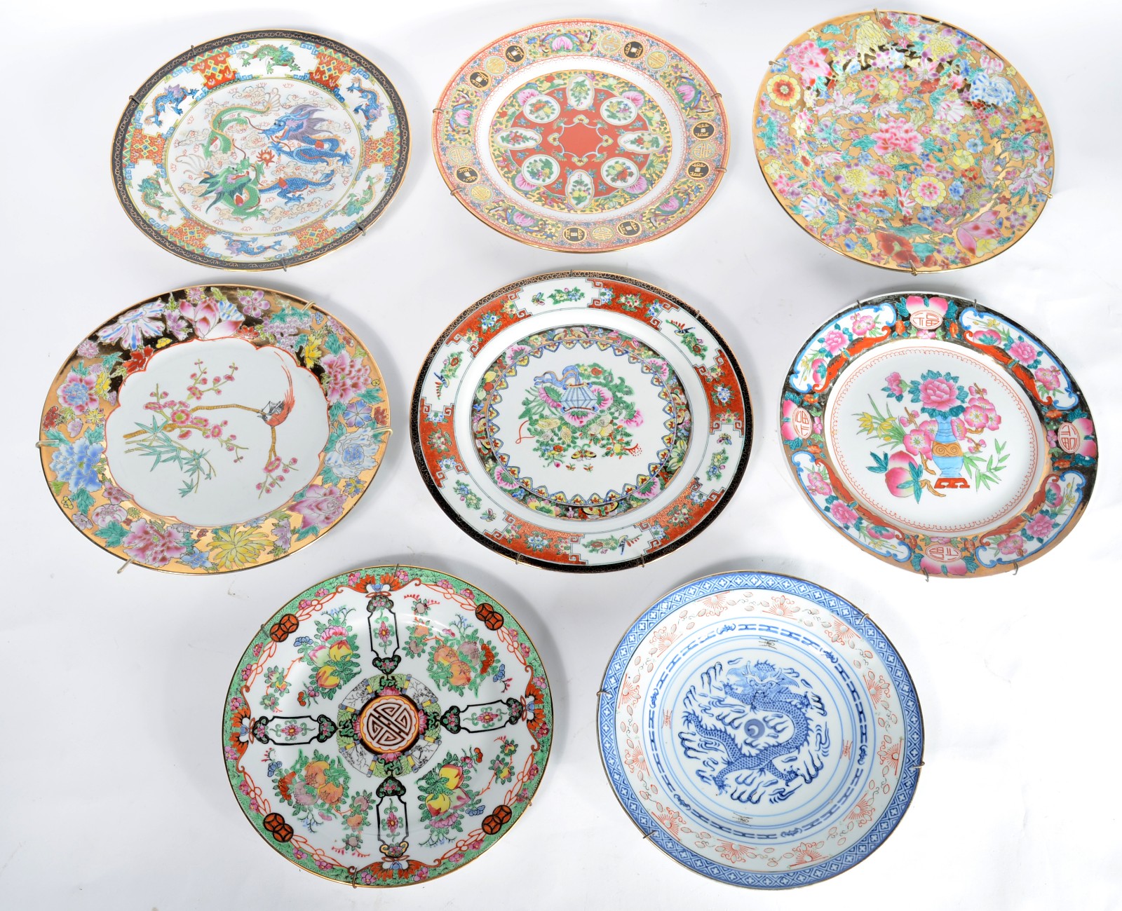Oito pratos decorativos de porcelana oriental em diversos modelos. - foto 1 de 10