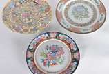 Oito pratos decorativos de porcelana oriental e... - Oito pratos decorativos de porcelana oriental em diversos modelos.