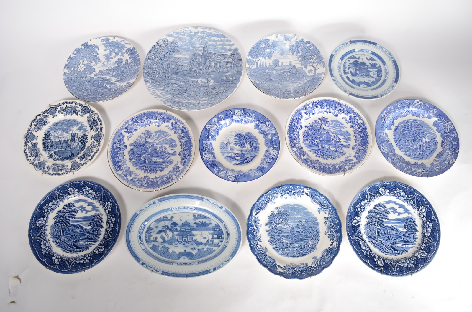 Treze pratos decorativos de porcelana azul e branca em diversas... - foto 1 de 11