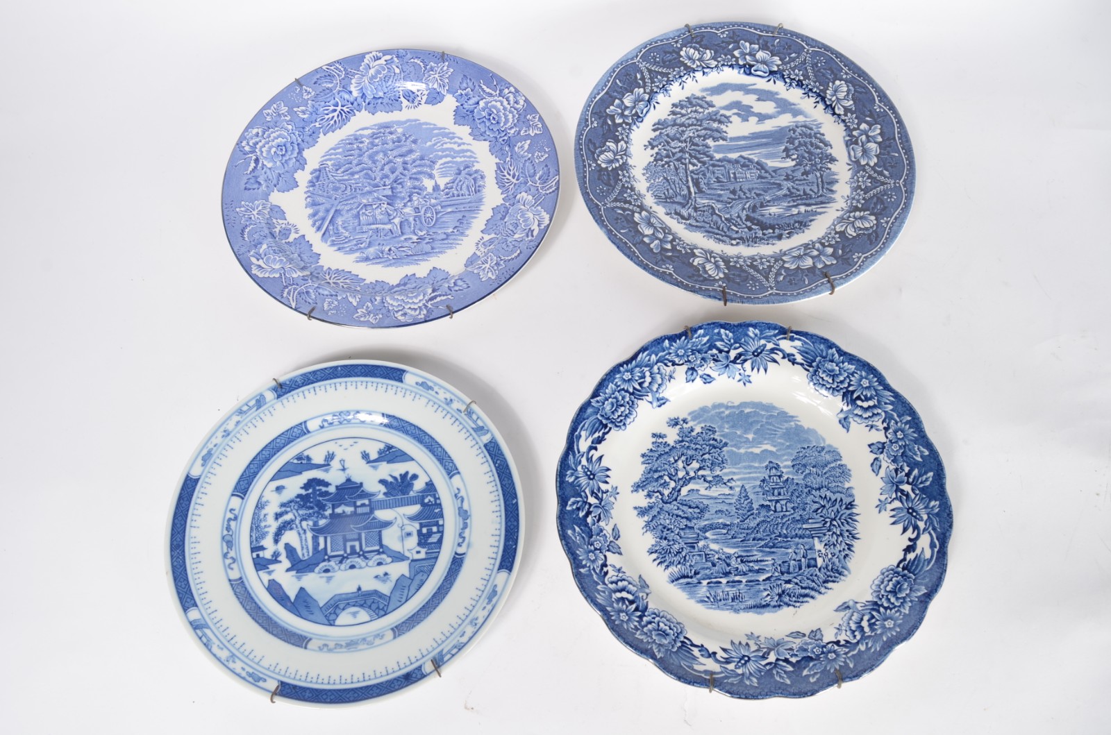 Treze pratos decorativos de porcelana azul e branca em diversas... - foto 4 de 11