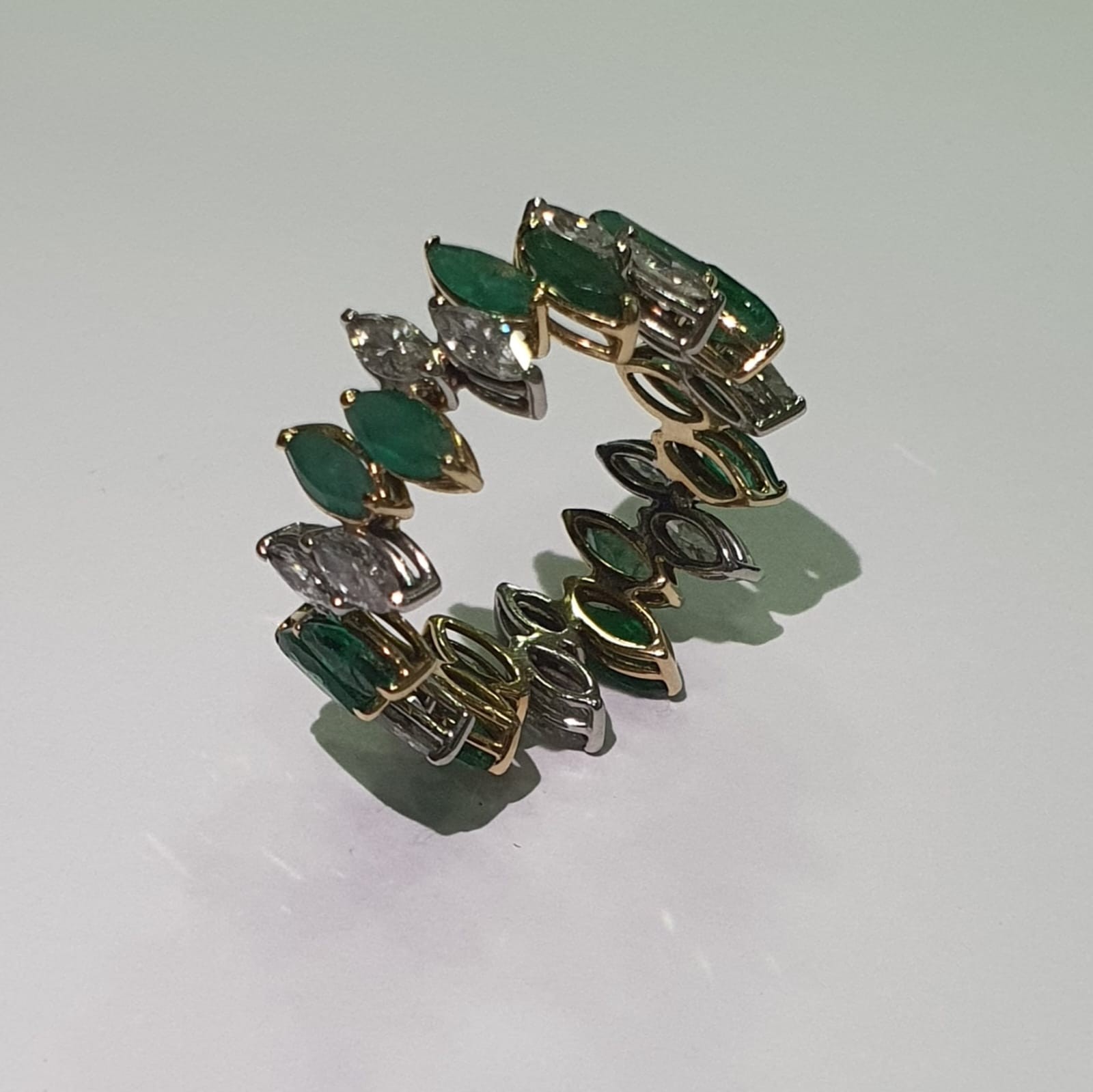 Aliança de ouro 18 k., e ouro branco com esmeraldas e brilhantes de... - foto 2 de 2