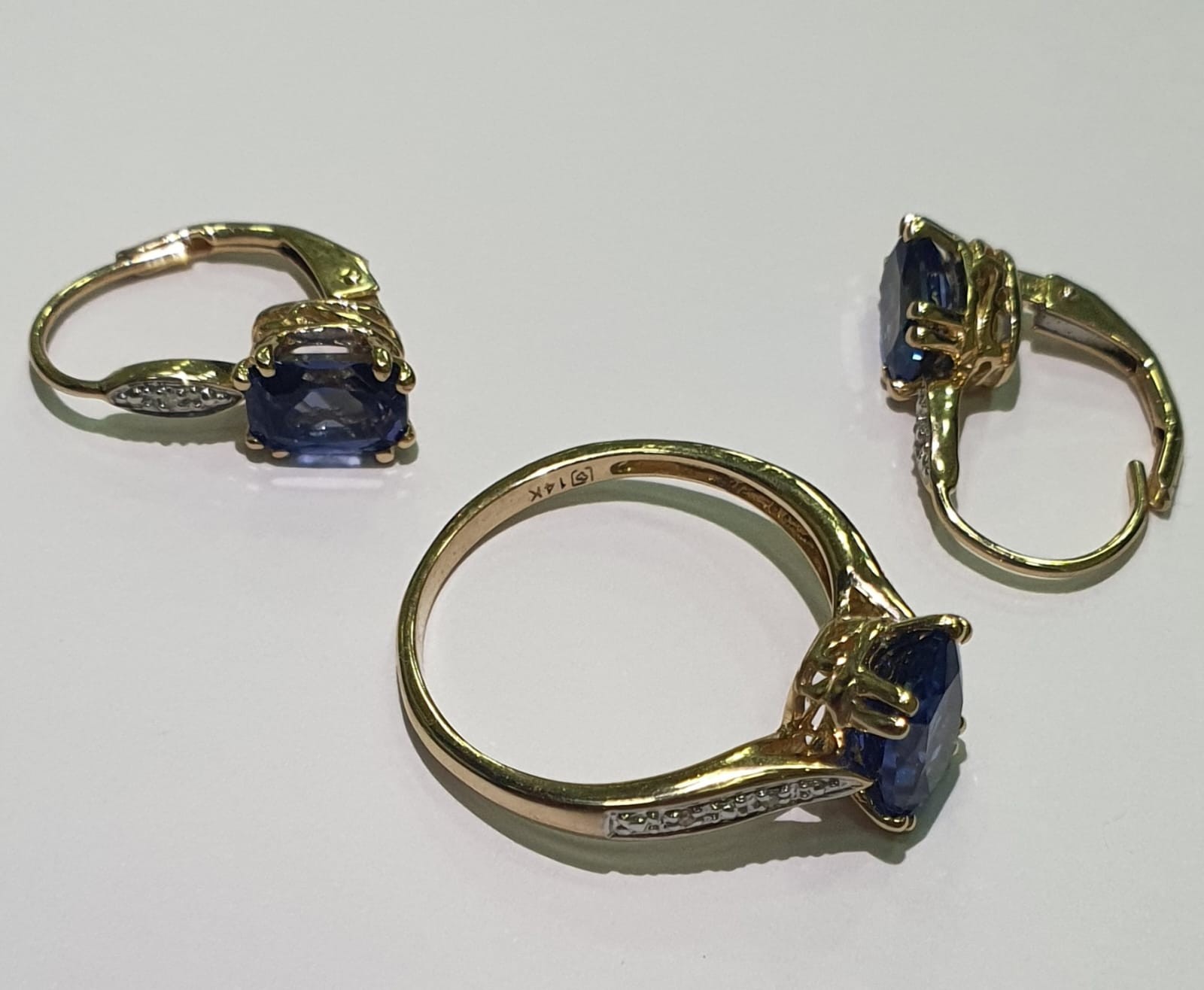 Conjunto de par de brincos e anel de ouro 14 k., com safiras azuis... - foto 1 de 2