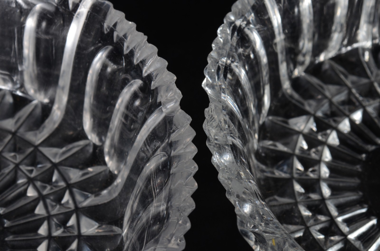 Oito peças diversas de cristal/vidro, sendo: Prato para sobremesa de... - foto 10 de 11