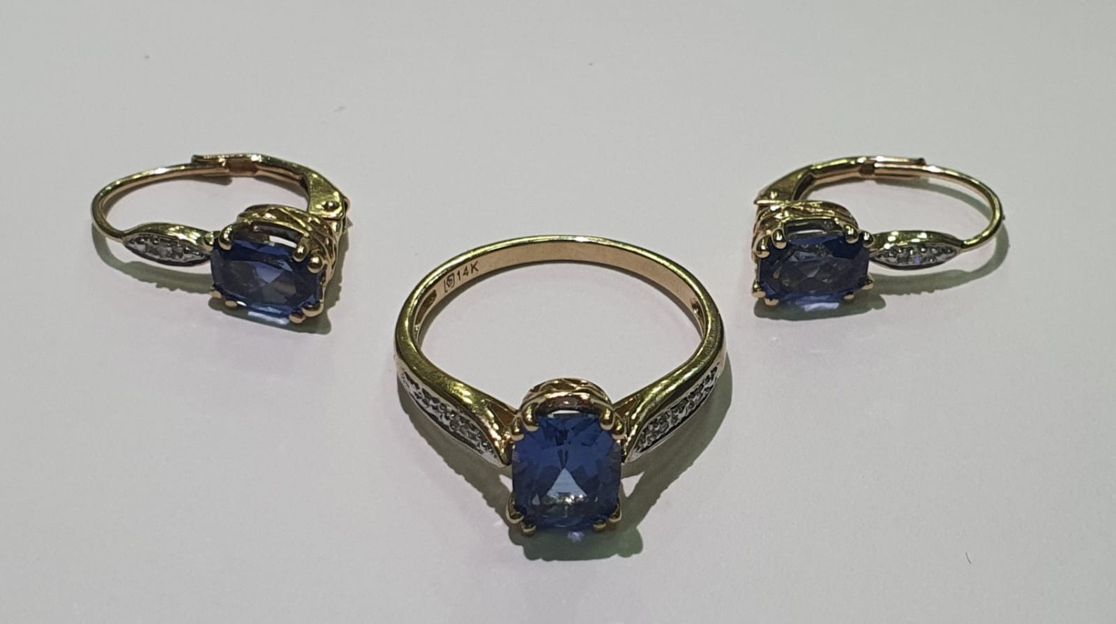 Conjunto de par de brincos e anel de ouro 14 k., com safiras azuis... - foto 2 de 2