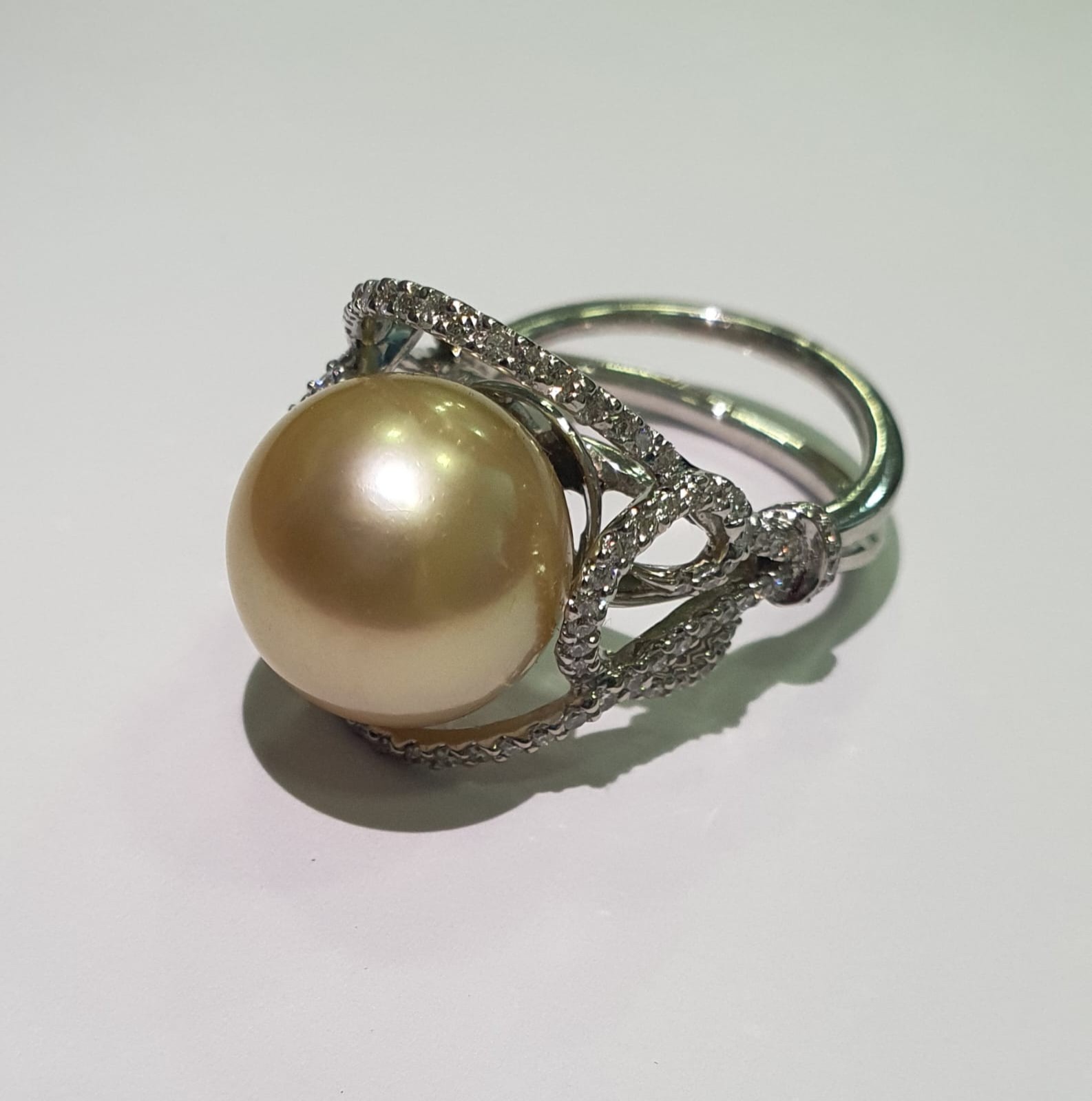 Anel de ouro branco 18 k., com perola Salci Natural de 12 mm., com... - foto 1 de 2