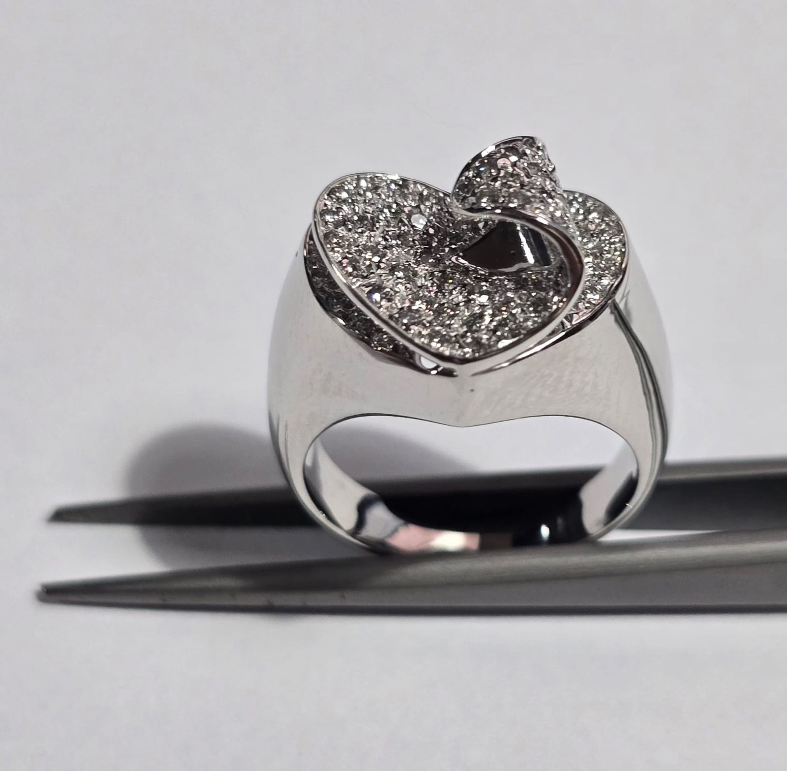 Anel feitio coração de ouro branco 18 k., com diamantes de... - foto 1 de 5