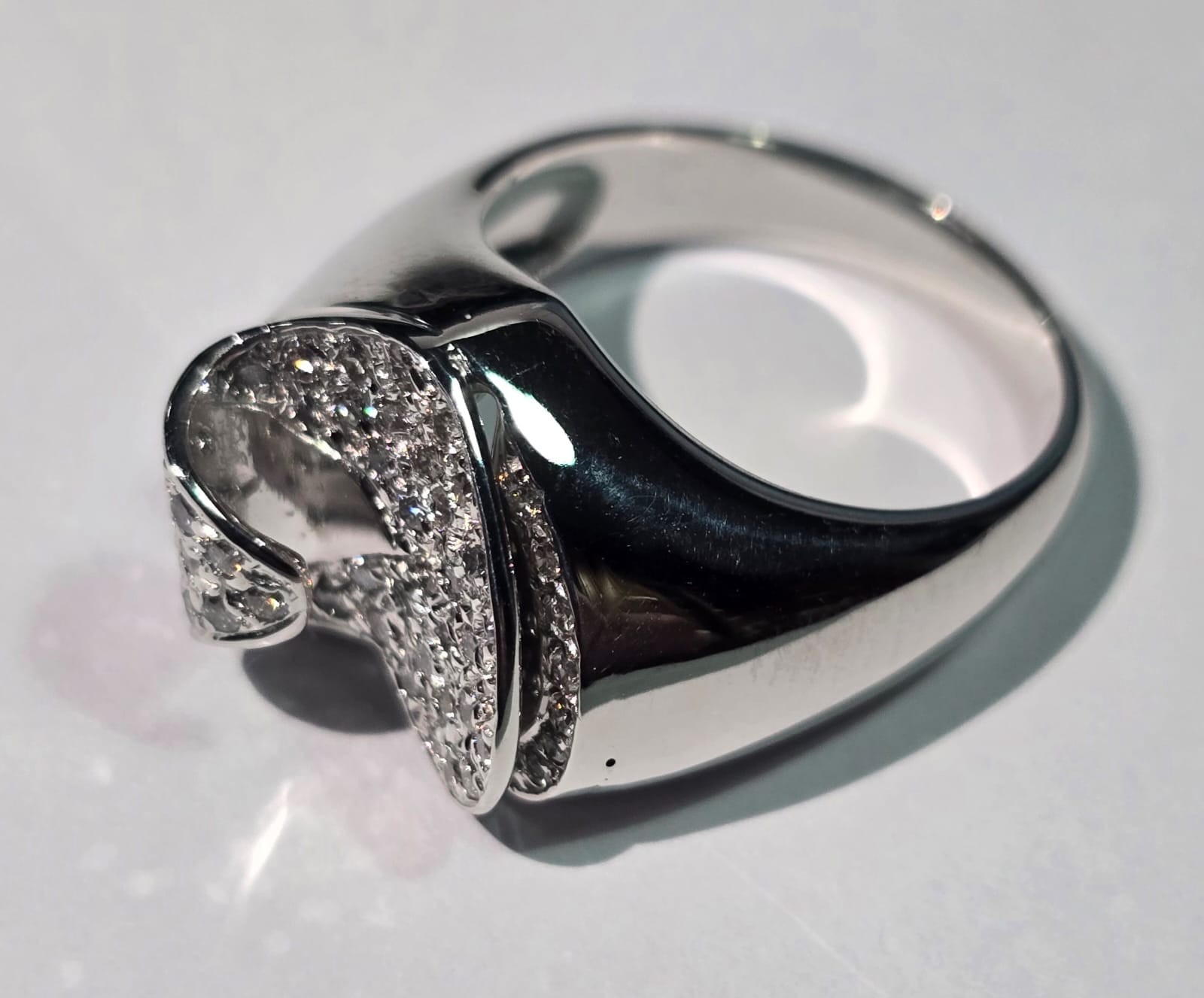 Anel feitio coração de ouro branco 18 k., com diamantes de... - foto 2 de 5