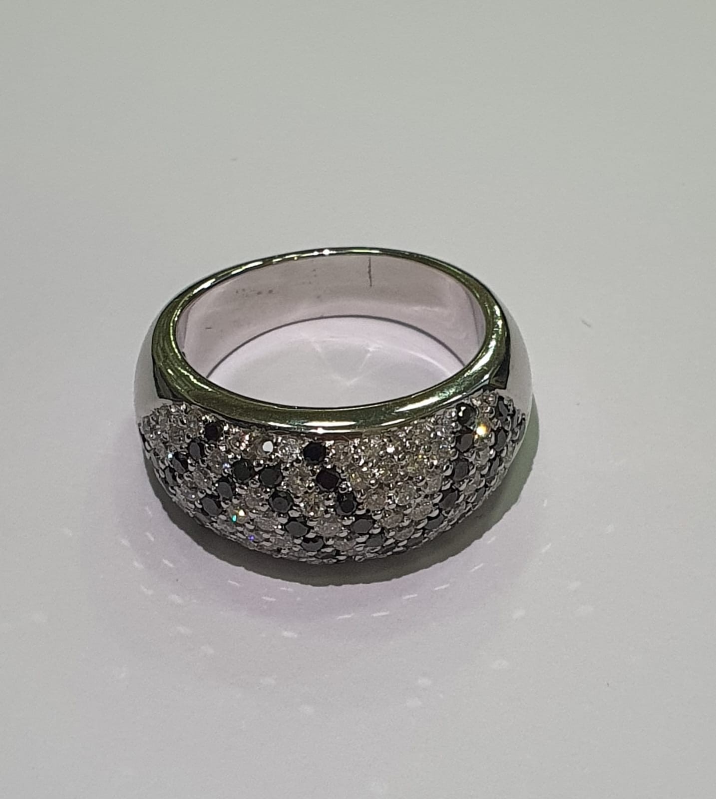 Anel de ouro branco 18 k., com pavê de diamantes negros e brancos de... - foto 1 de 2
