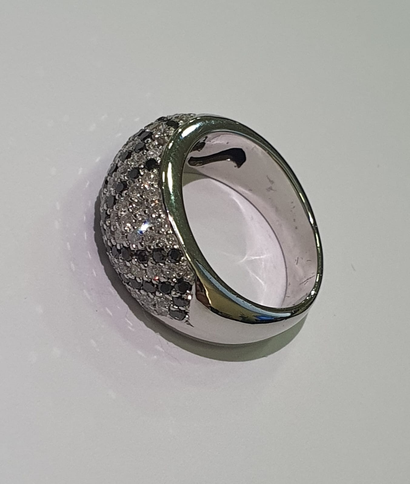 Anel de ouro branco 18 k., com pavê de diamantes negros e brancos de... - foto 2 de 2