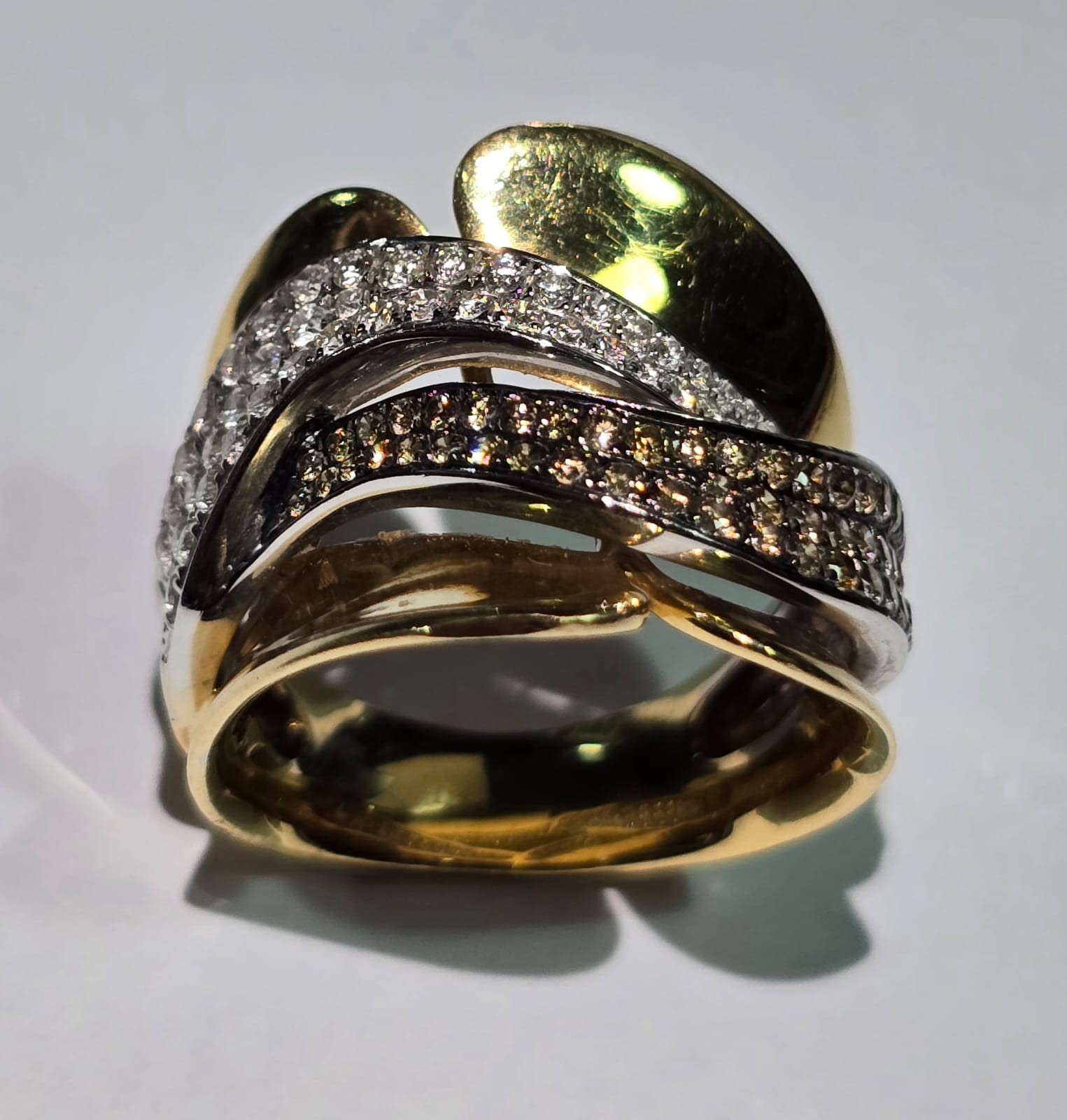 Anel de ouro 18 k., com diamantes brancos e marrons de... - foto 1 de 2