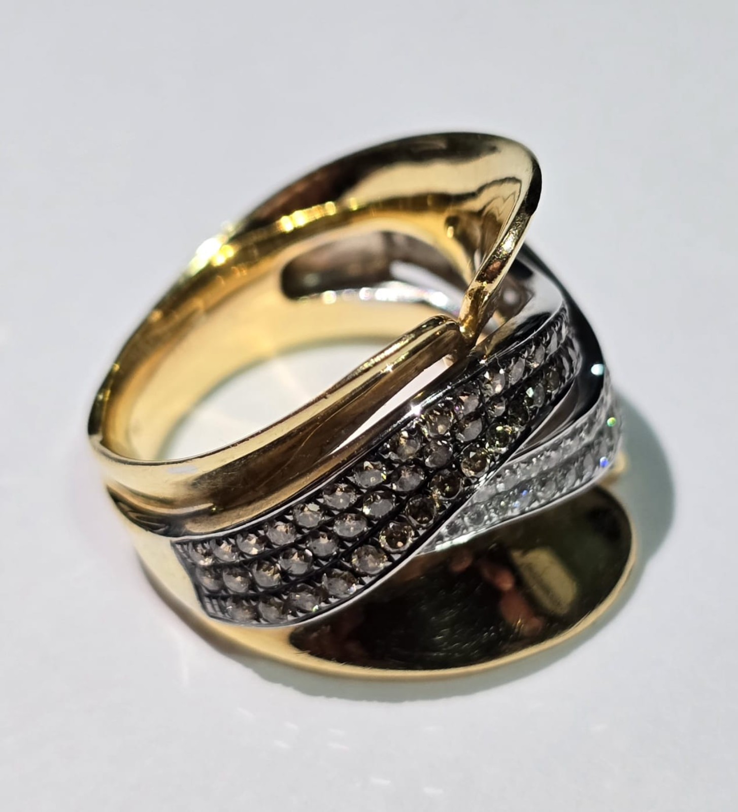 Anel de ouro 18 k., com diamantes brancos e marrons de... - foto 2 de 2