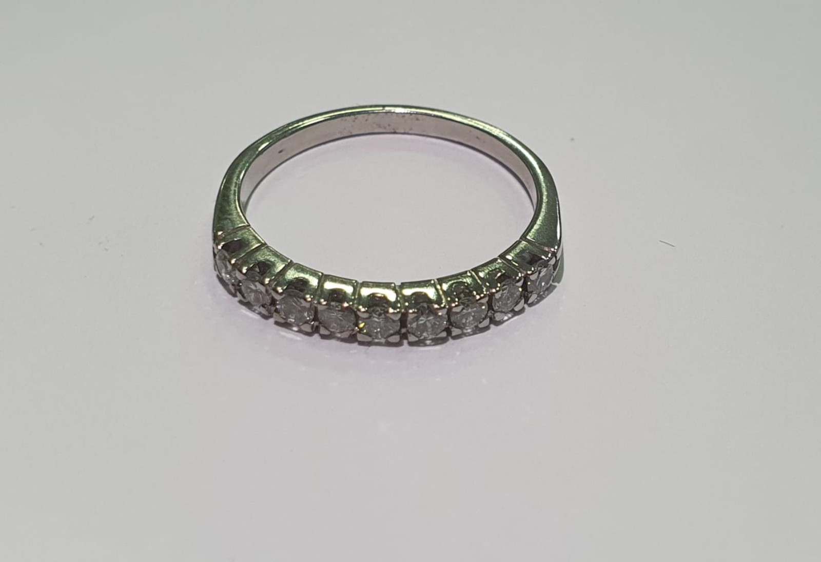 Meia aliança de ouro branco 18 k., com diamantes de aproximadamente... - foto 1 de 2