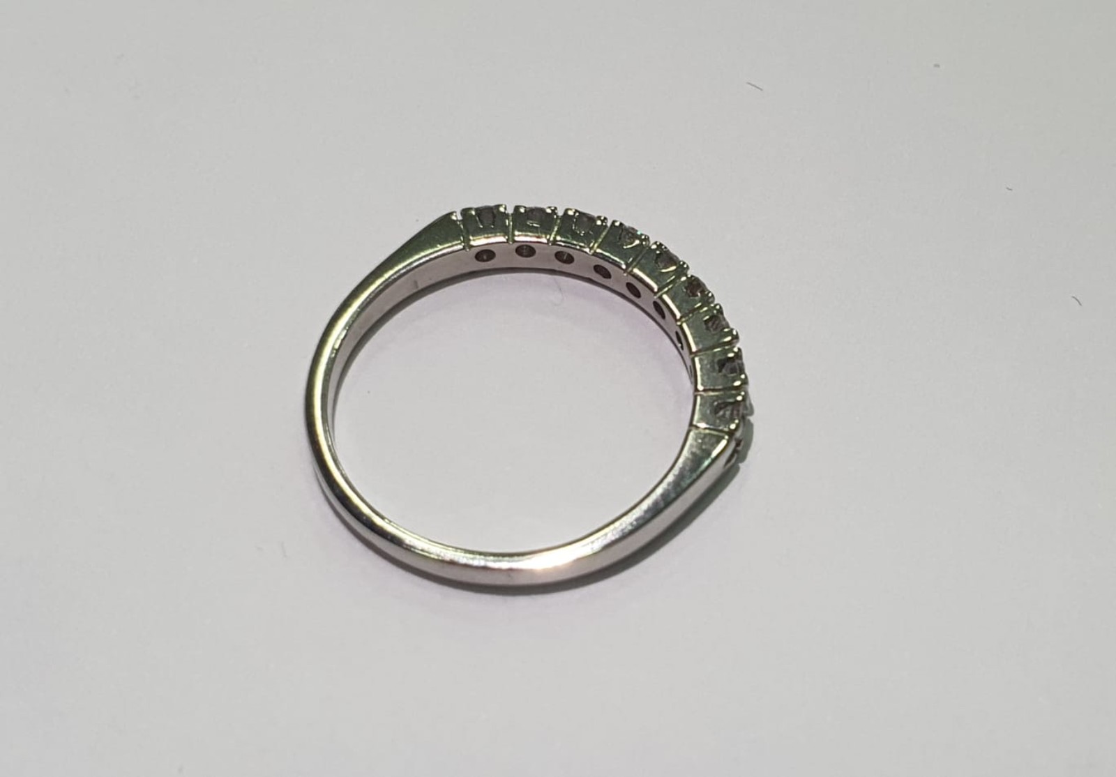 Meia aliança de ouro branco 18 k., com diamantes de aproximadamente... - foto 2 de 2