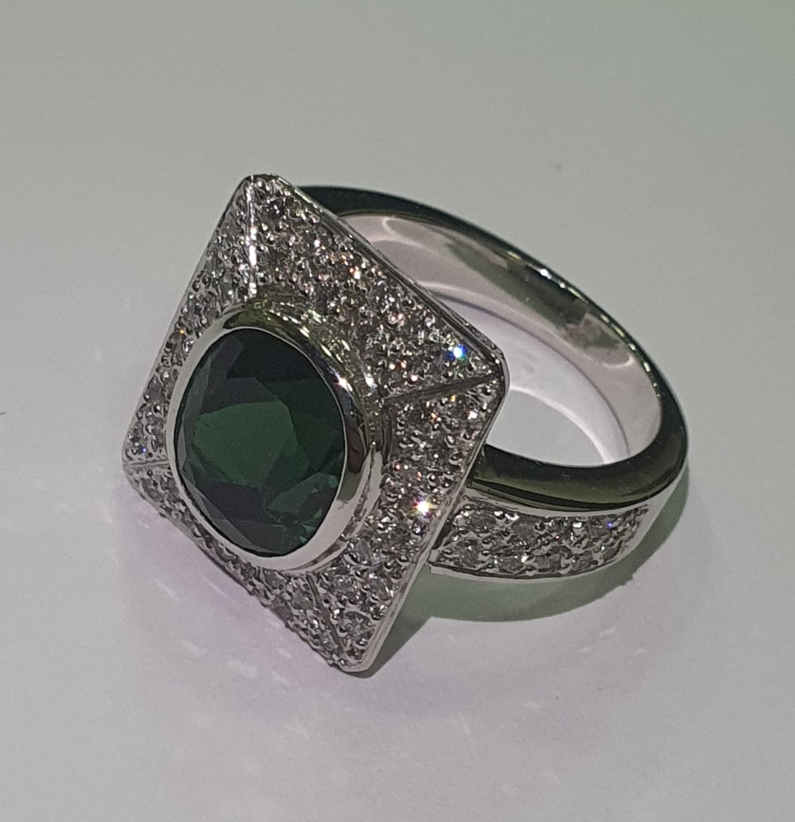 Anel de ouro branco 18 k., feitio quadrangular, com turmalina de 3,50... - foto 1 de 2