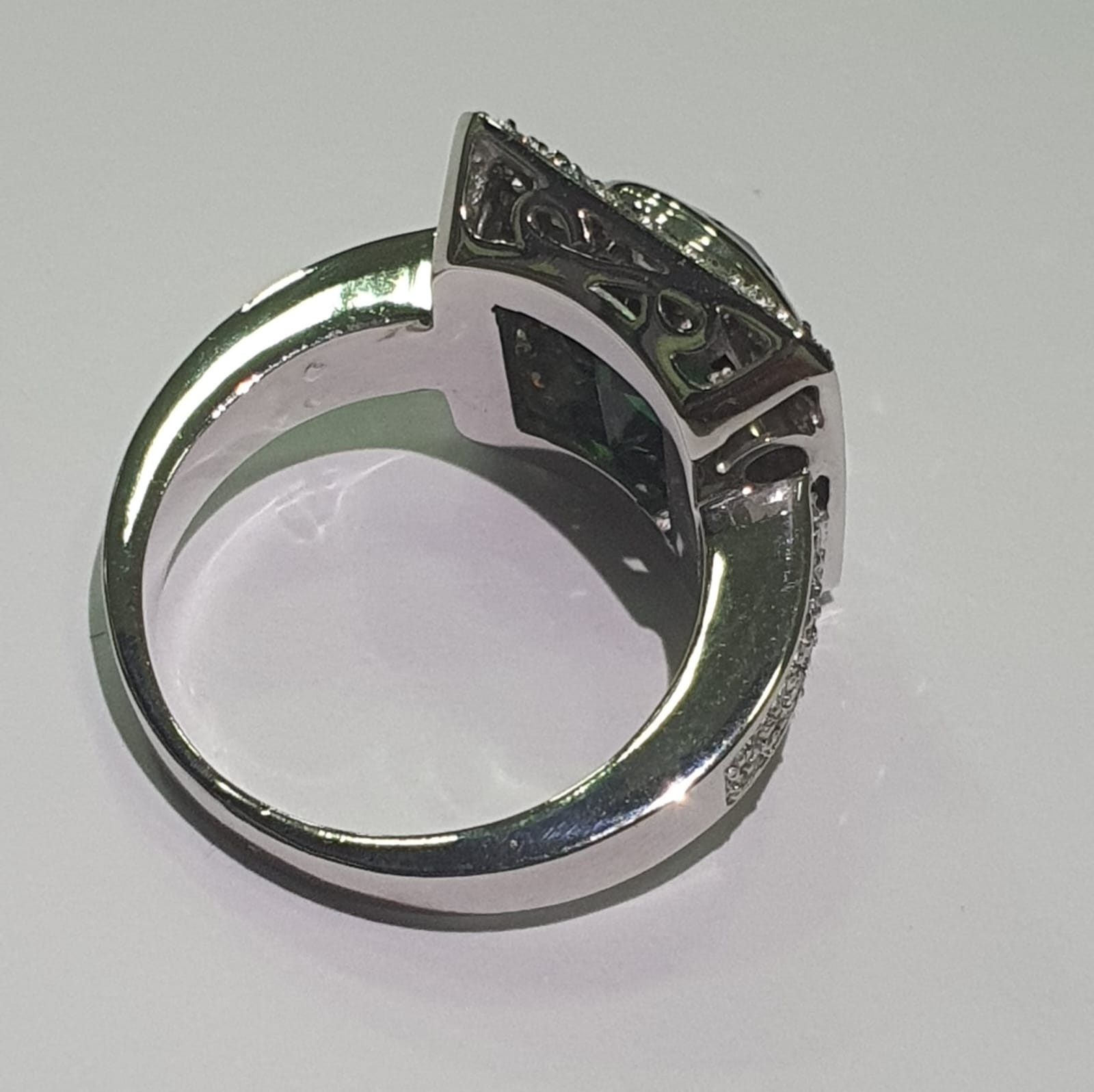 Anel de ouro branco 18 k., feitio quadrangular, com turmalina de 3,50... - foto 2 de 2