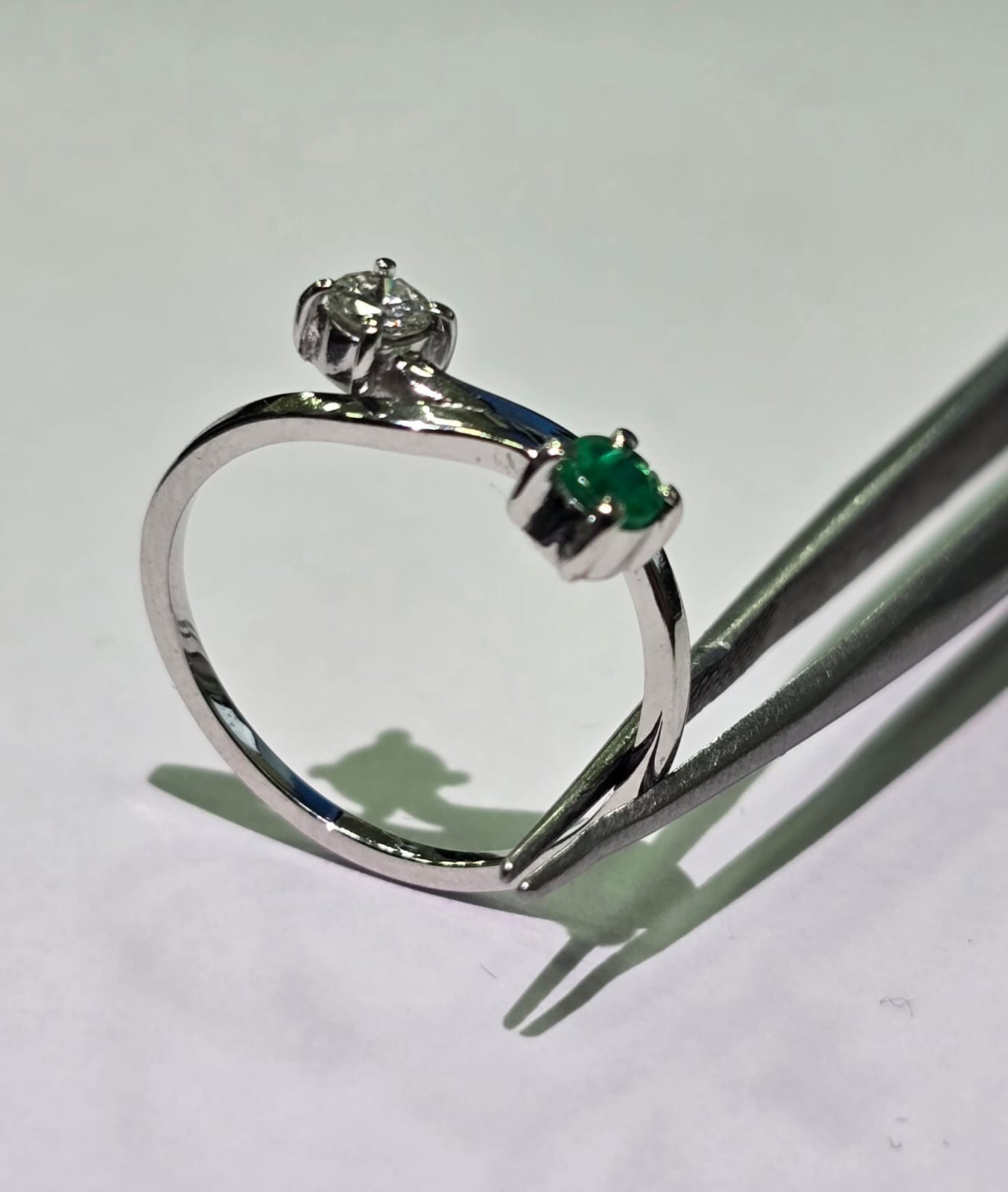 Anel "duplo" de ouro branco 18 k., com esmeralda e diamante de... - foto 1 de 2