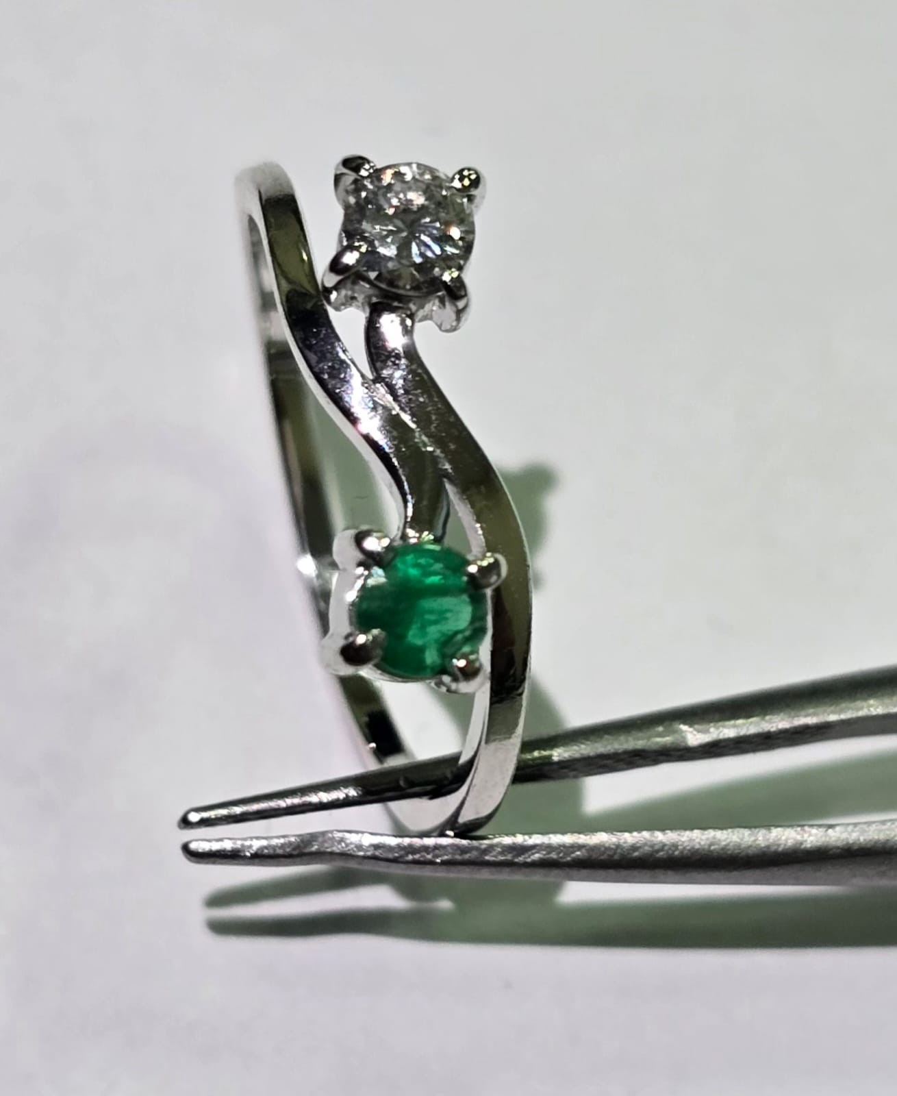 Anel "duplo" de ouro branco 18 k., com esmeralda e diamante de... - foto 2 de 2
