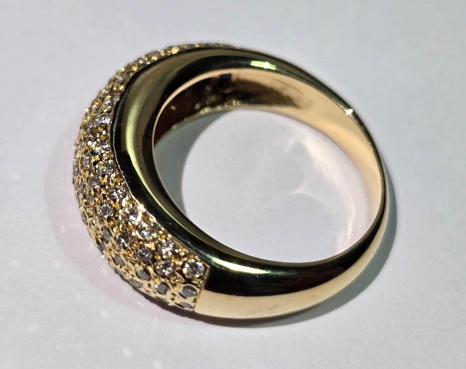Anel de ouro 18 k., com pavê de diamantes de aproximadamente 1,10 ct... - foto 2 de 2