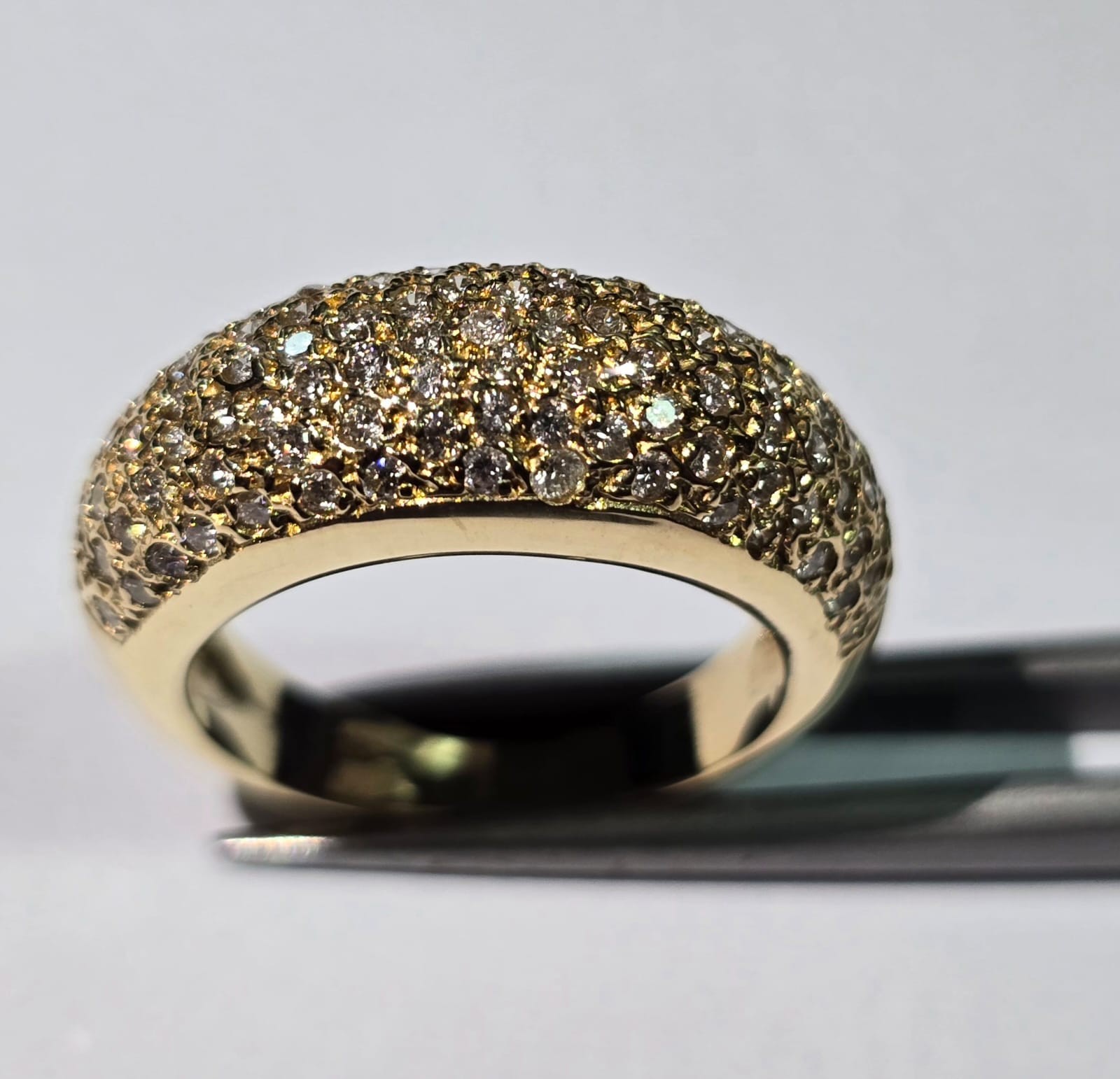 Anel de ouro 18 k., com pavê de diamantes de aproximadamente 1,10 ct... - foto 1 de 2