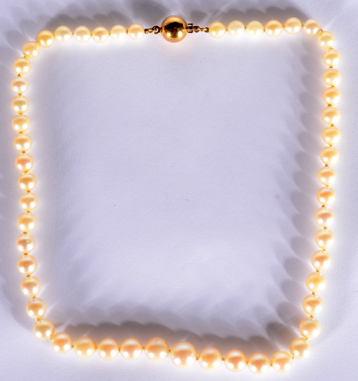 Colar de perolas com fecho feitio "bola" de ouro 18 k. (Por motivos... - foto 1 de 4
