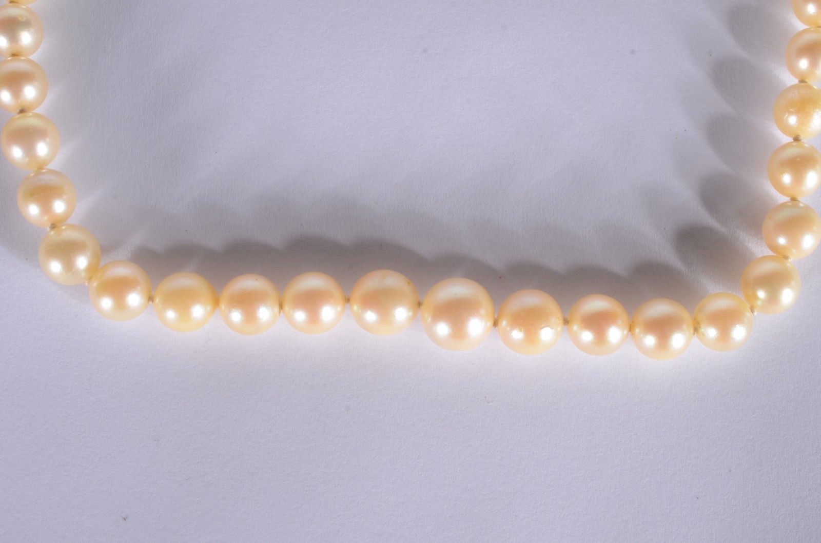 Colar de perolas com fecho feitio "bola" de ouro 18 k. (Por motivos... - foto 2 de 4