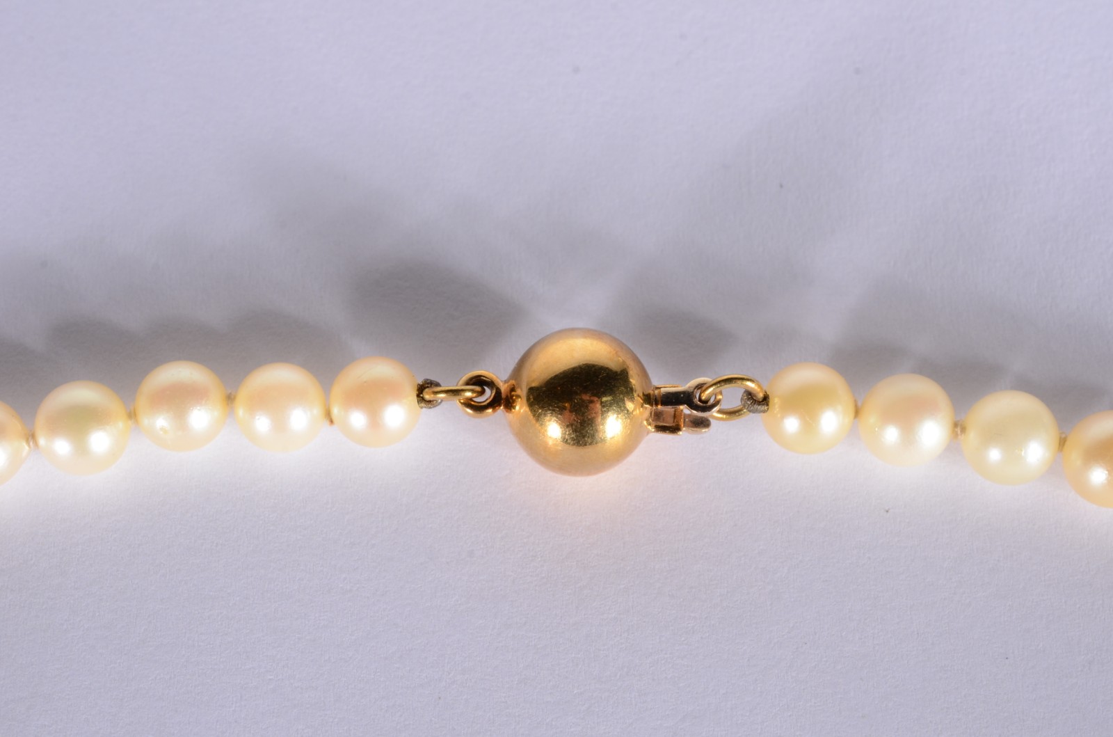 Colar de perolas com fecho feitio "bola" de ouro 18 k. (Por motivos... - foto 3 de 4