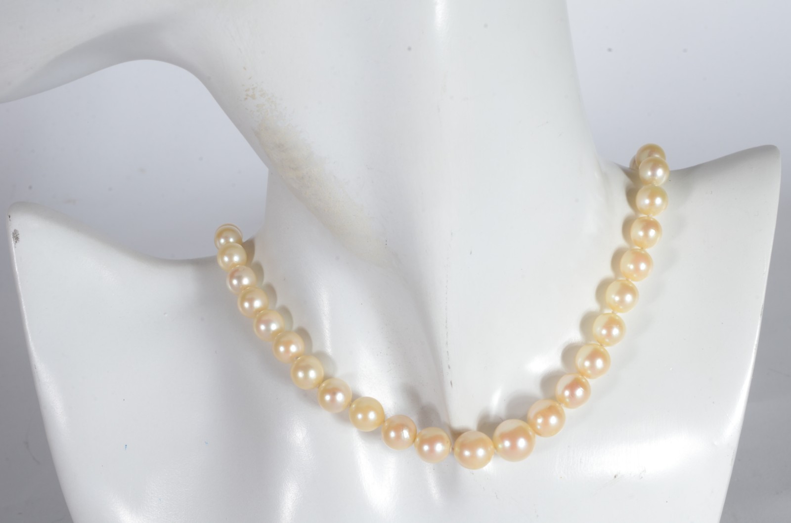 Colar de perolas com fecho feitio "bola" de ouro 18 k. (Por motivos... - foto 4 de 4
